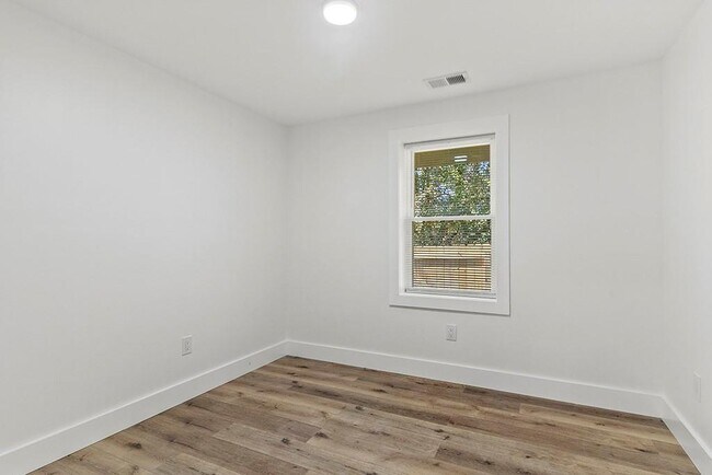 Building Photo - 3169 Westover Dr