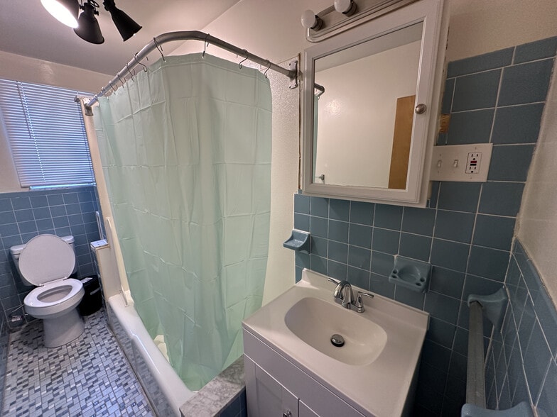 Building Photo - 10 Oakland Sq