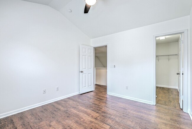 Building Photo - Charming 3-Bedroom Townhome in Summer Wood...