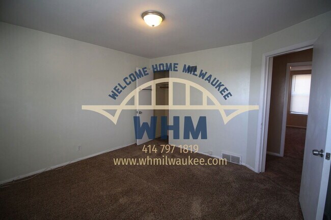 Building Photo - 331 E Deer Pl