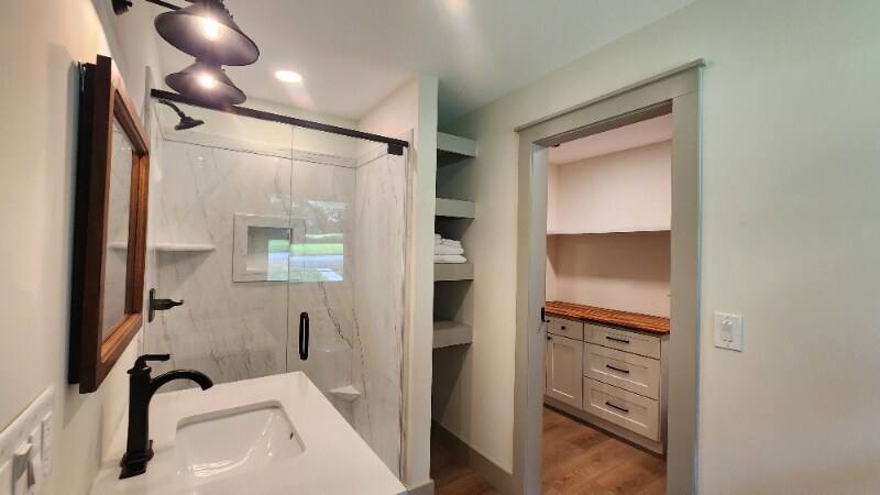 Building Photo - 1704 S Forest Dr
