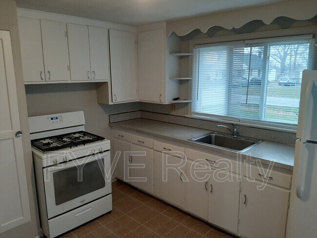 Building Photo - 1222 E 340th St