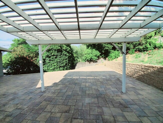 Building Photo - Hillsborough home with Bay views