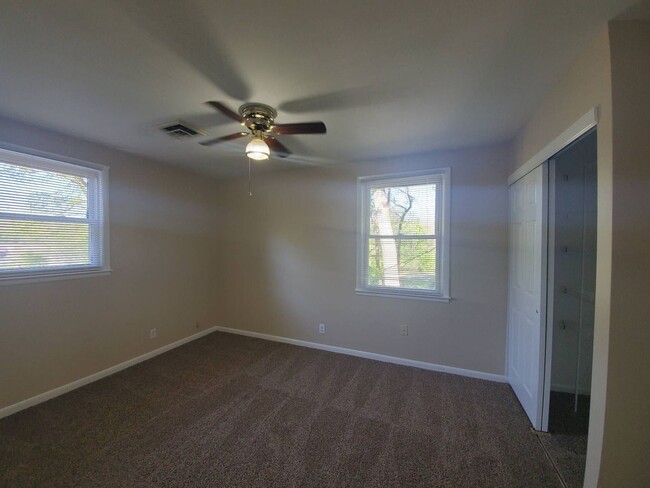 Building Photo - Gorgeous Split Foyer Close to Post!