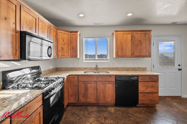 Building Photo - Adorable 3 Bedroom End Unit Townhome!