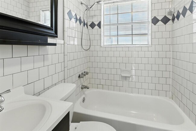 Building Photo - 3303 Dalton St