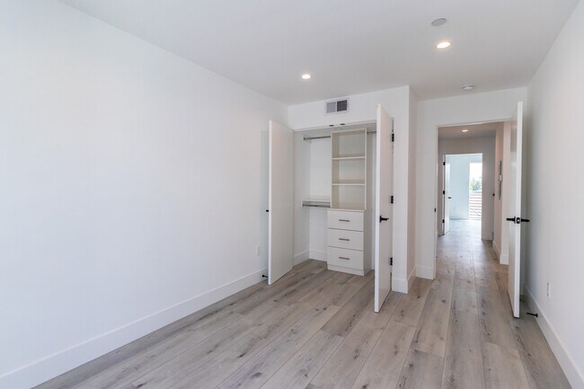 Building Photo - 4293 Tujunga Ave