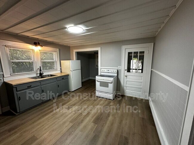 Building Photo - 313 Druid St