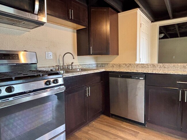 Building Photo - FREE PETS & UTILITIES BUNDLED! Walk to School of Mines from this Prime 2BR Golden Apt