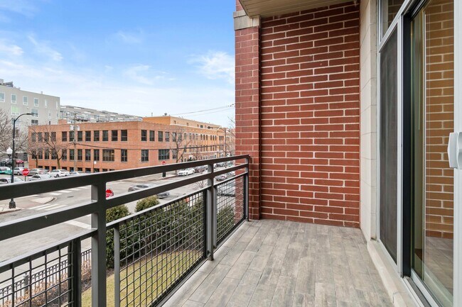 Building Photo - 1056 W Monroe St