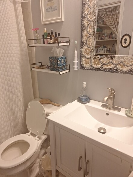 Building Photo - 807 W Trinity Ave