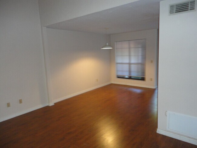 Building Photo - 2bedroom/2 bath condo in Rockwood Villas.