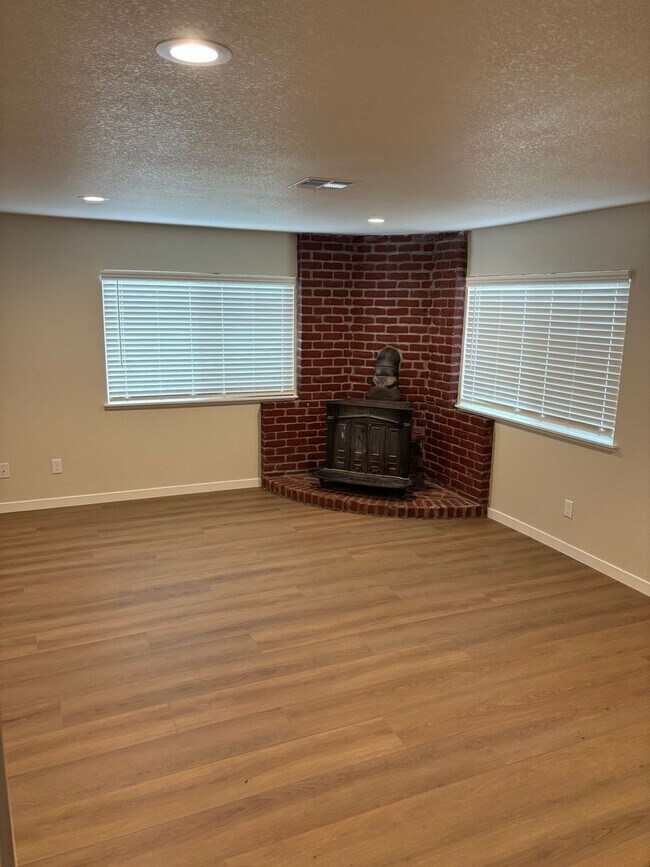 Building Photo - 3 BD 2 BA House in Yuba City! AVAILABLE NOW!!