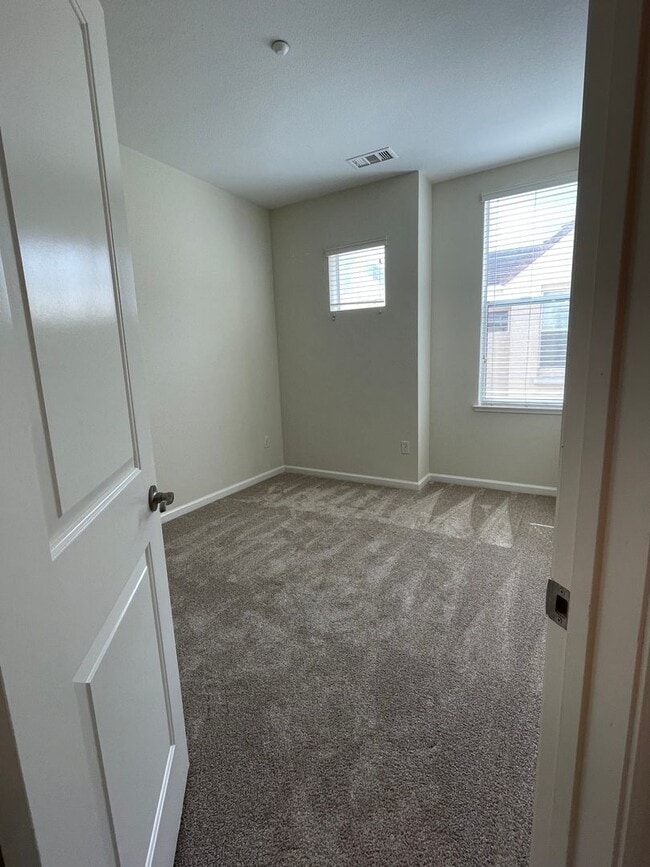 Building Photo - Great Location Spacious 3 Bedroom Townhous...