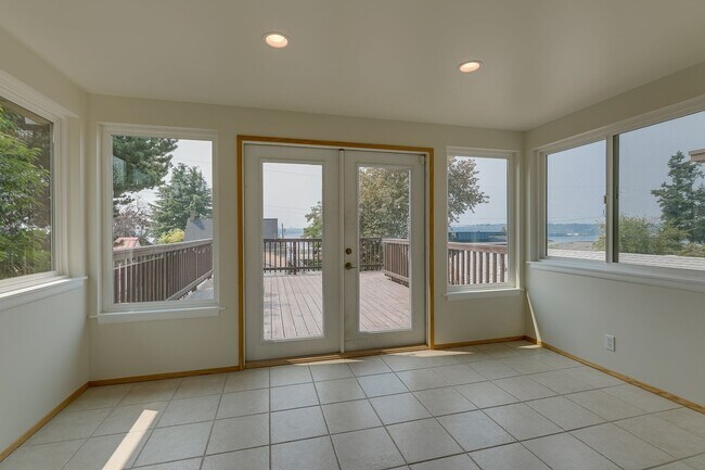 Building Photo - Water View Kirkland home West of Market st...