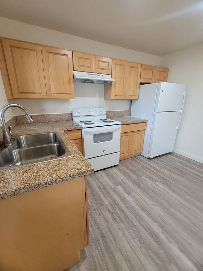 Building Photo - Newly Renovated 2bd 1ba Apartment