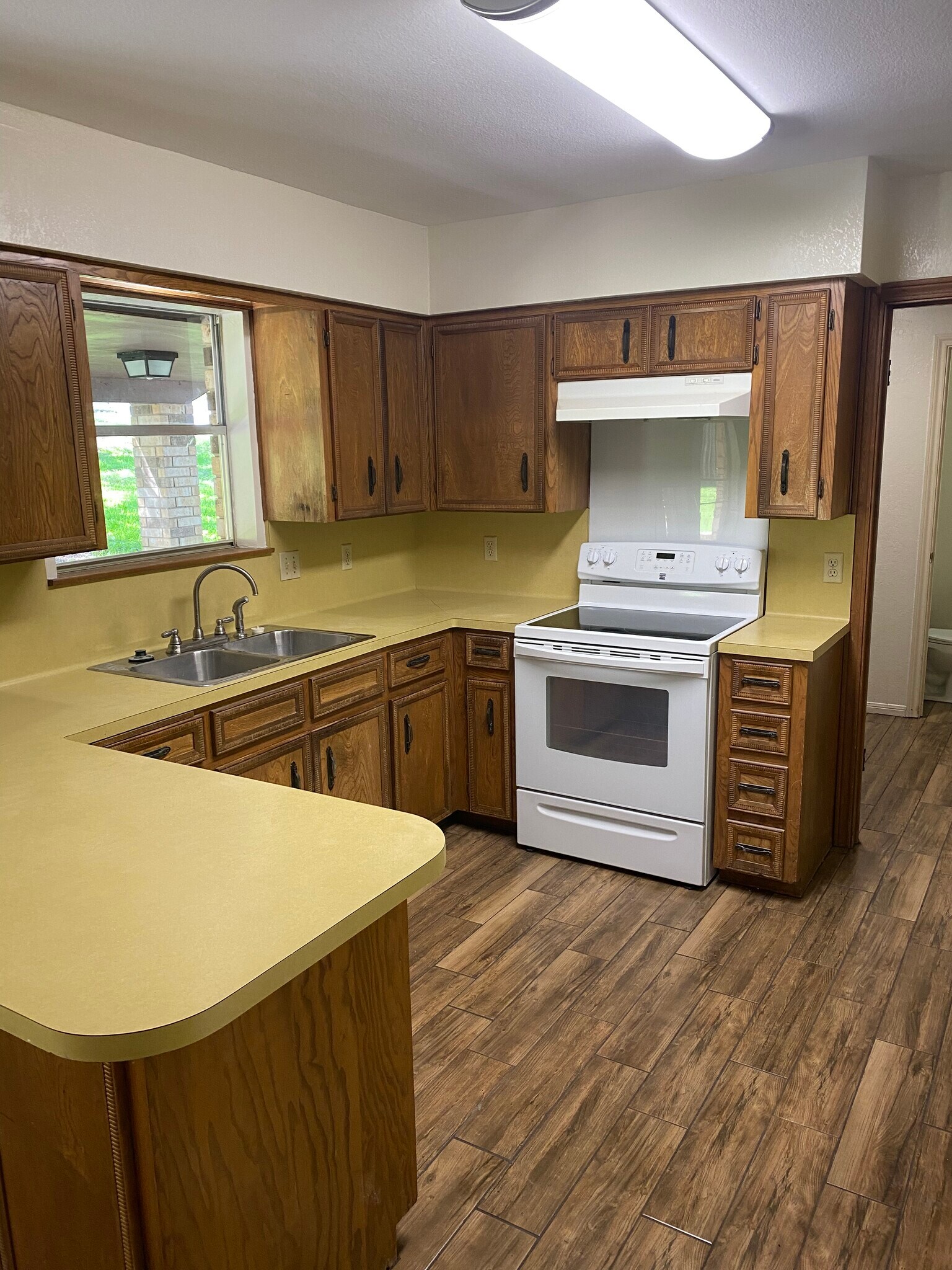 Kitchen - 827 Cliffside Dr