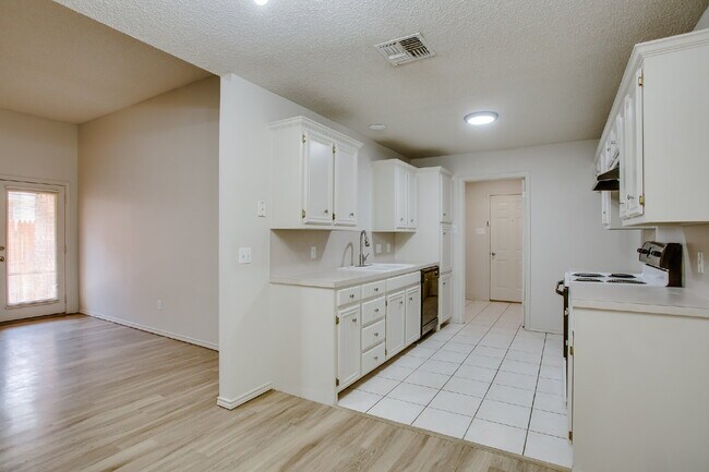Building Photo - Spacious 3/2/2 Duplex!