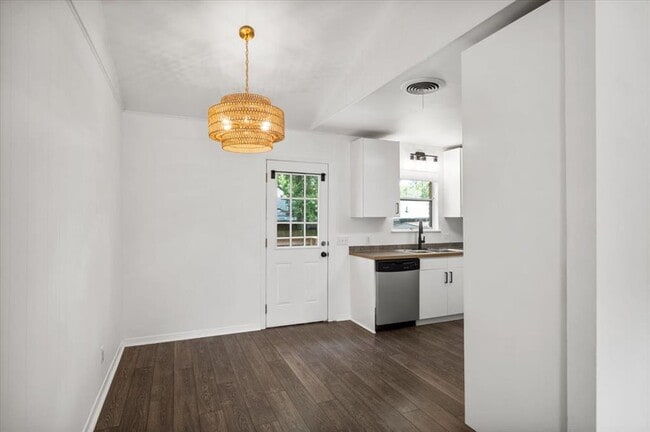 Building Photo - 1717 Bluebonnet Ln
