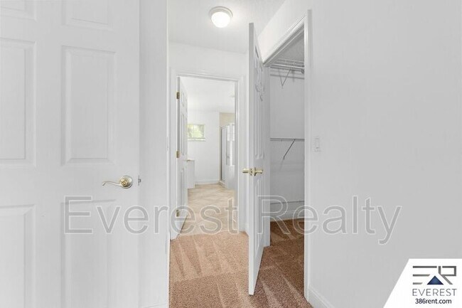 Building Photo - 13 Sleigh Bell Pl