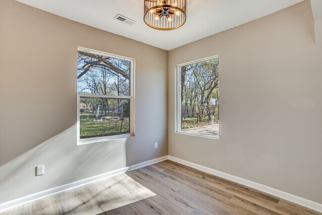 Building Photo - Perfect 2 Bed 1 Bath