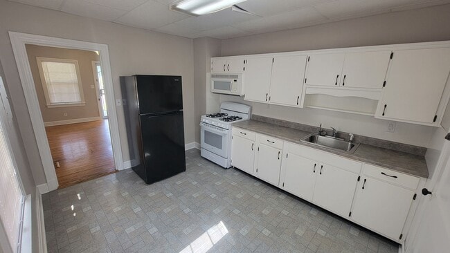 Building Photo - Two Bedroom Home with Fenced In Backyard