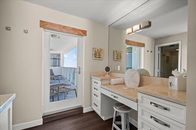 Building Photo - La Mer Condo