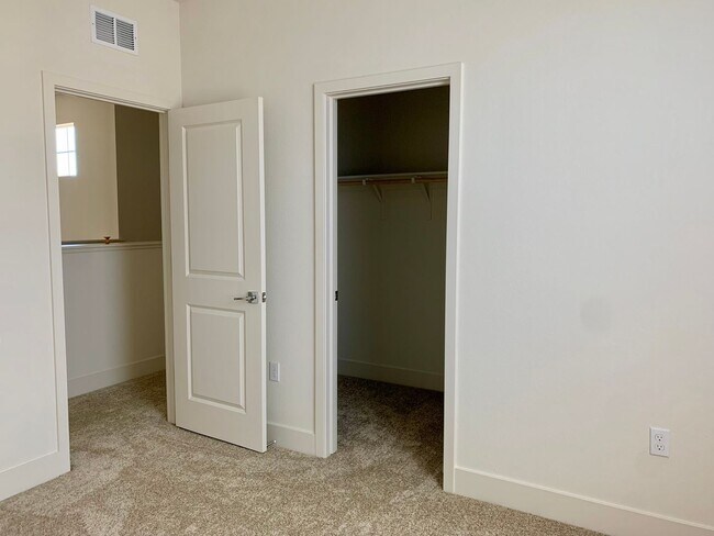 Building Photo - 4 Bedroom Home in Hollister with 3 Full Bathrooms and Central A/C