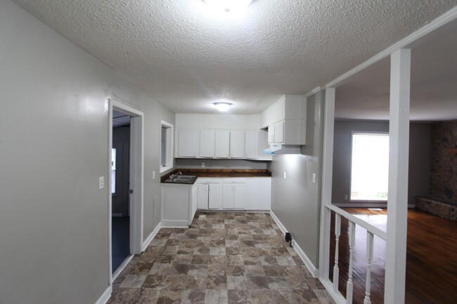Building Photo - New On The Market!  3 Bedroom 1 Bath + Lar...