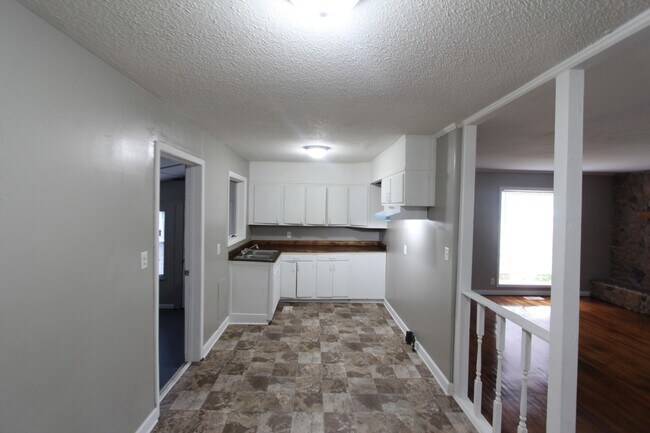 Building Photo - New On The Market!  3 Bedroom 1 Bath + Large Den.  Get to it Fast!!