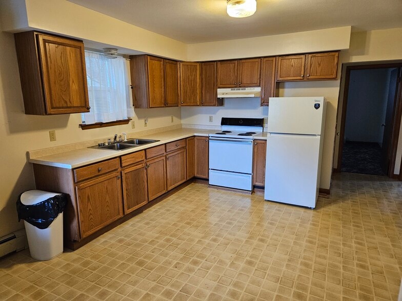 Kitchen - 138 W Utica St