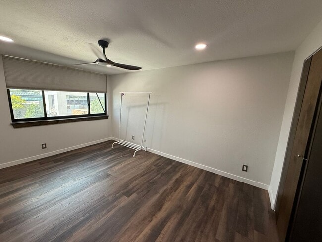 Building Photo - Bright South-Facing Condo with Stunning Fl...
