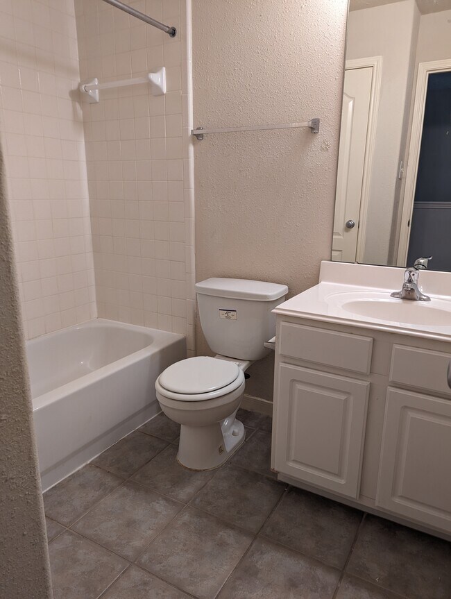 2nd floor full bathroom - 5910 Hollister Cole