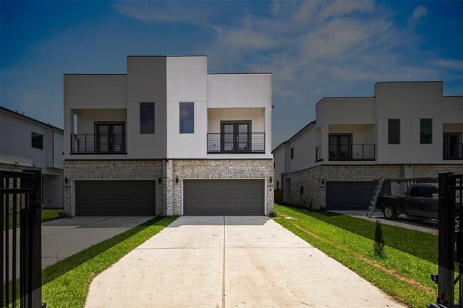 Building Photo - 5510 Pershing St