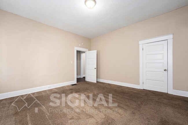 Building Photo - 512 1st St N