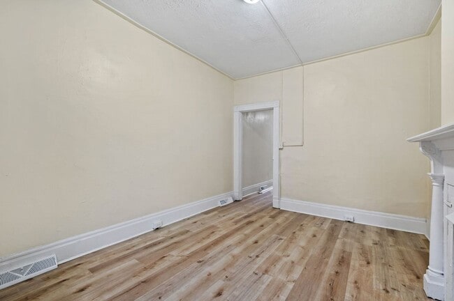 Building Photo - Newly Renovated 2 Bedroom Unit + Bonus Room In The South Side.  Available Immediately.