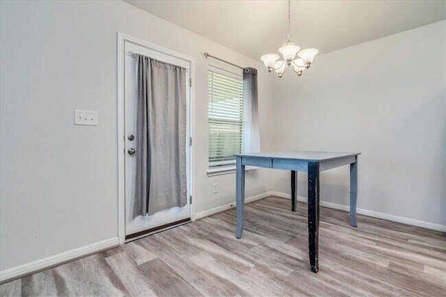 Building Photo - 117 Balsam St