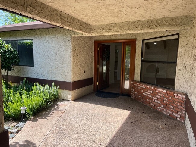 Building Photo - Beautiful Updated West Redding Home!