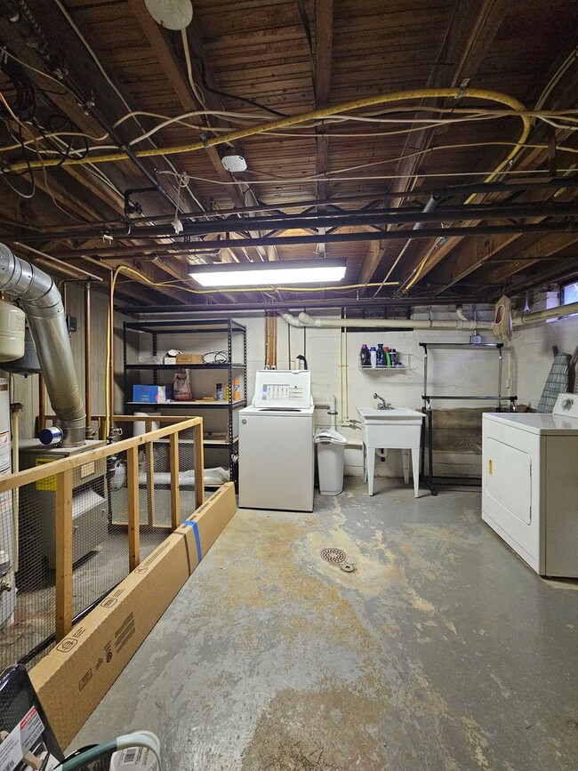 Building Photo - 102 N Forrest St