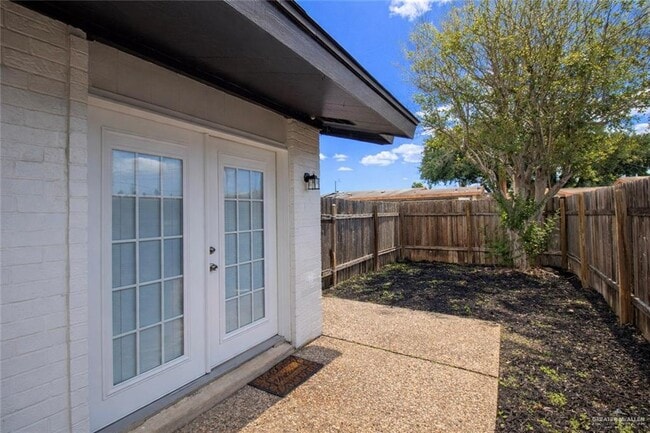 Building Photo - 10 Fern Ave W