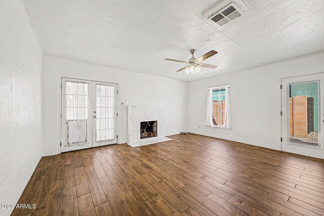 Building Photo - 1326 E Palm Ln