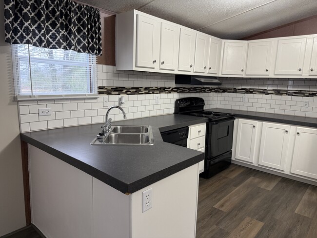 Building Photo - 200 Royalwood St