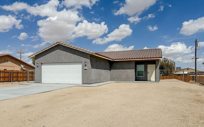 Primary Photo - 29 Palms Home with Solar