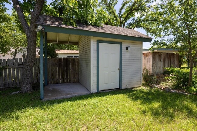 Building Photo - 701 1/2 S Walnut Street Unit