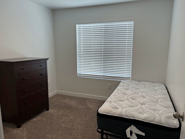 Building Photo - Beautifully Furnished 4 bedroom 2.5 Bath!