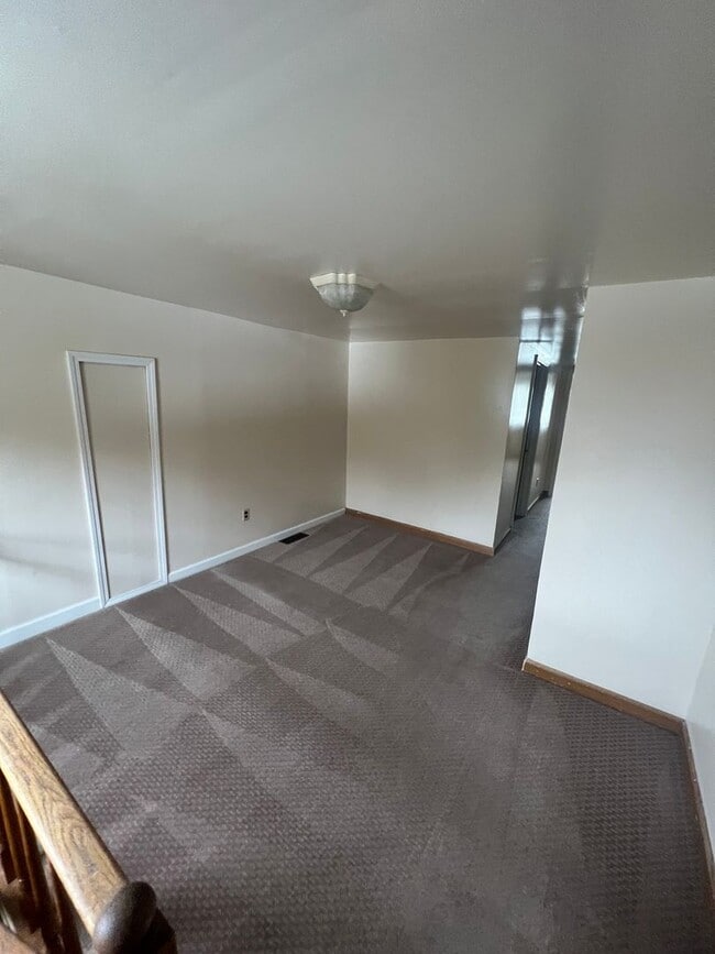 Building Photo - Large 3 Bed 2 Bath House