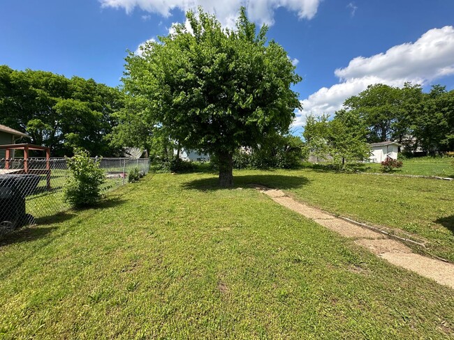 Building Photo - 461 Dennis Dr