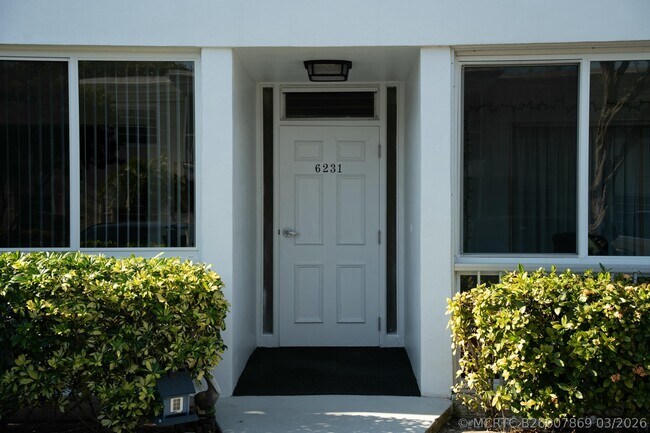 Building Photo - 6231 Bay Club Dr