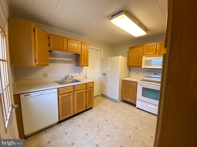 Building Photo - 2063 Hill Rd