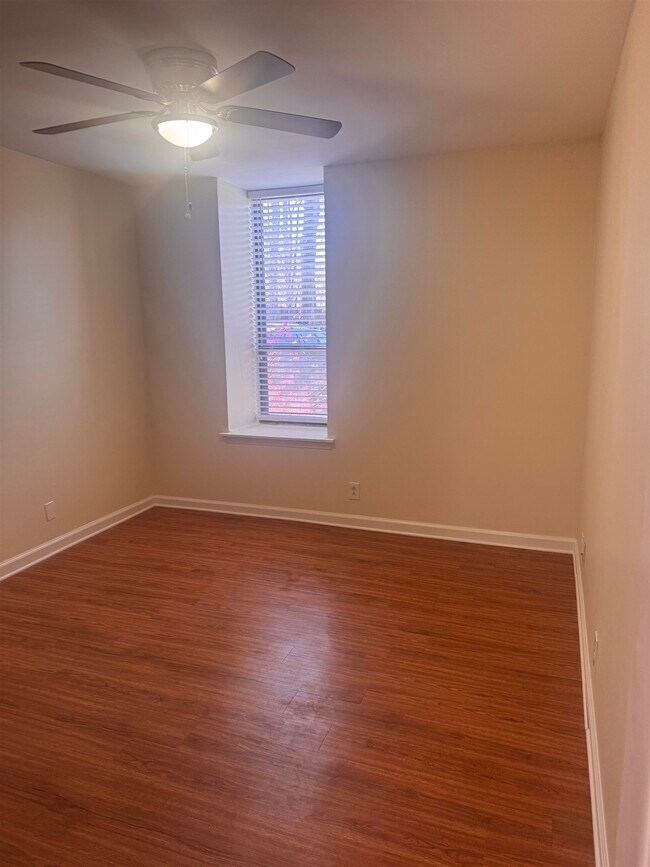 Building Photo - 6633 Poplar Woods Cir E